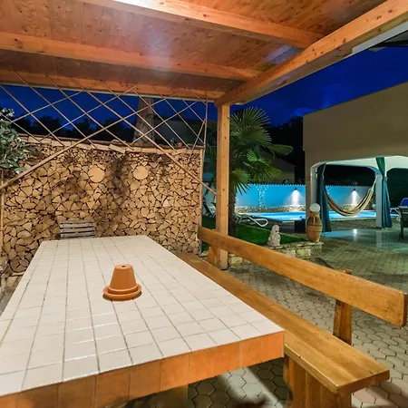 Apartman Dino Mit Privatem Pool In Istrien Buje