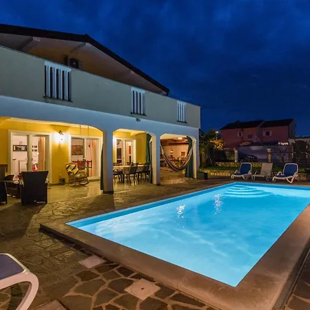 Dino Mit Privatem Pool In Istrien